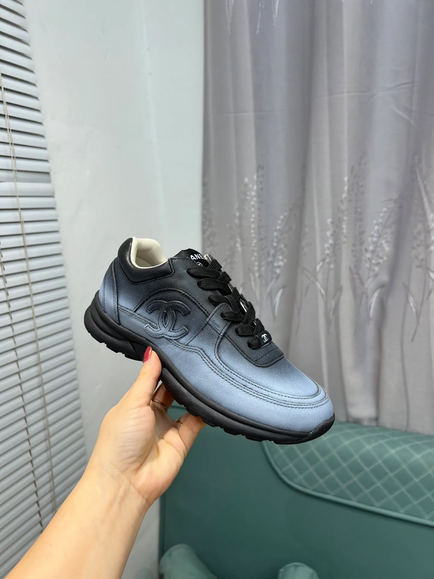 Men's men's shoes 💰660 Exclusive real shot (top version) CHANEL Chanel 2025ss color matching thick-soled casual sports shoes and sneakers. The counter is synchronized. The counter is very popular. A shoe that is very difficult to buy. The most popular thick-soled panda shoes on the Internet. It can be imagined that Xiaoxiang control can't miss it. It has both good looks and comfort. Simple and versatile white shoes. The thick sole increases the height and is super versatile. Close your eyes and wear it. Whoever wears it will look better. Upper: calfskin Lining: imported sheepskin lining Outsole: TPU original outsole Size: 35-44 (customized for women 41 and 40, and 45 for men)